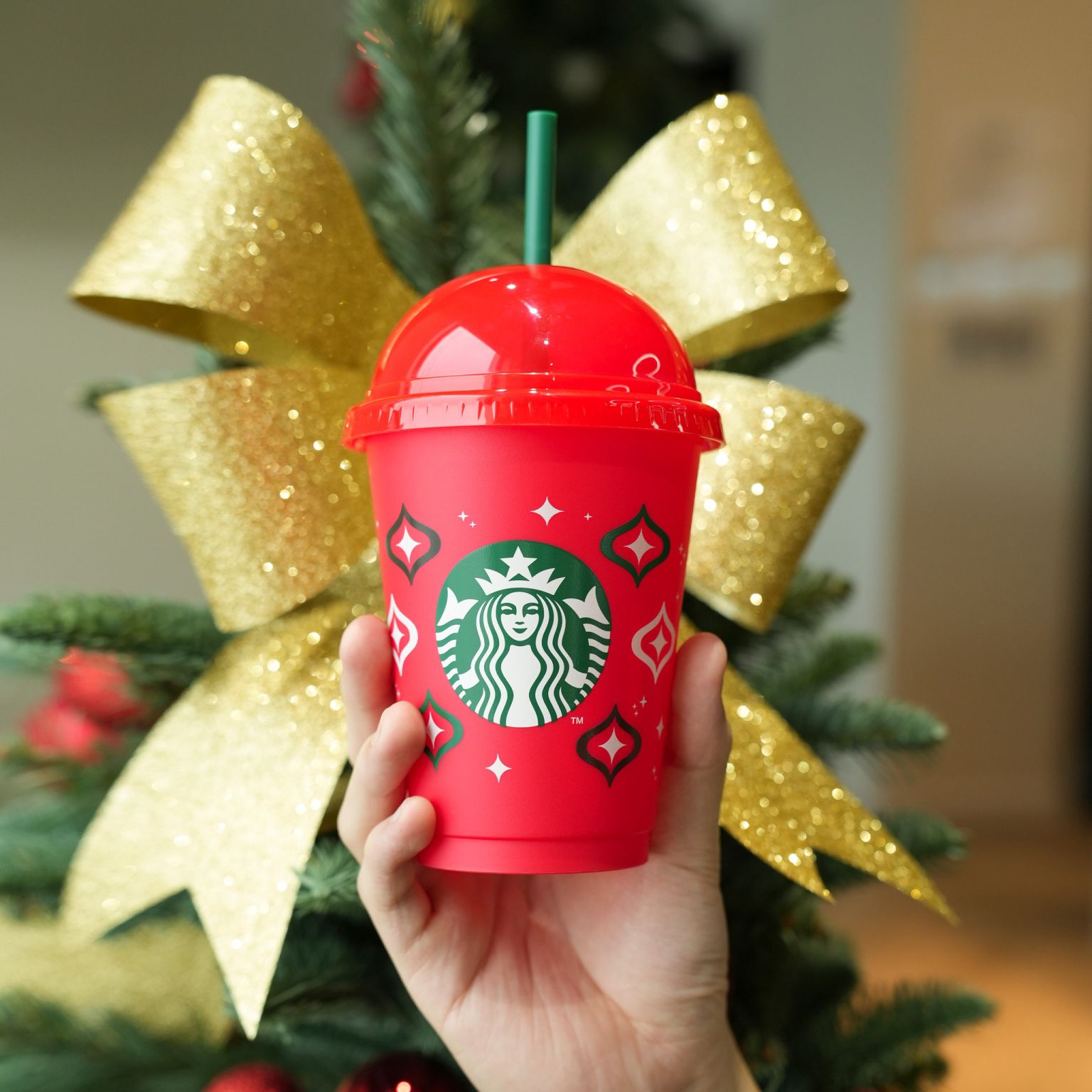 Một chiếc ly Reusable Cup mang cả mùa lễ hội trong tay dành riêng cho thành viên Starbucks Rewards