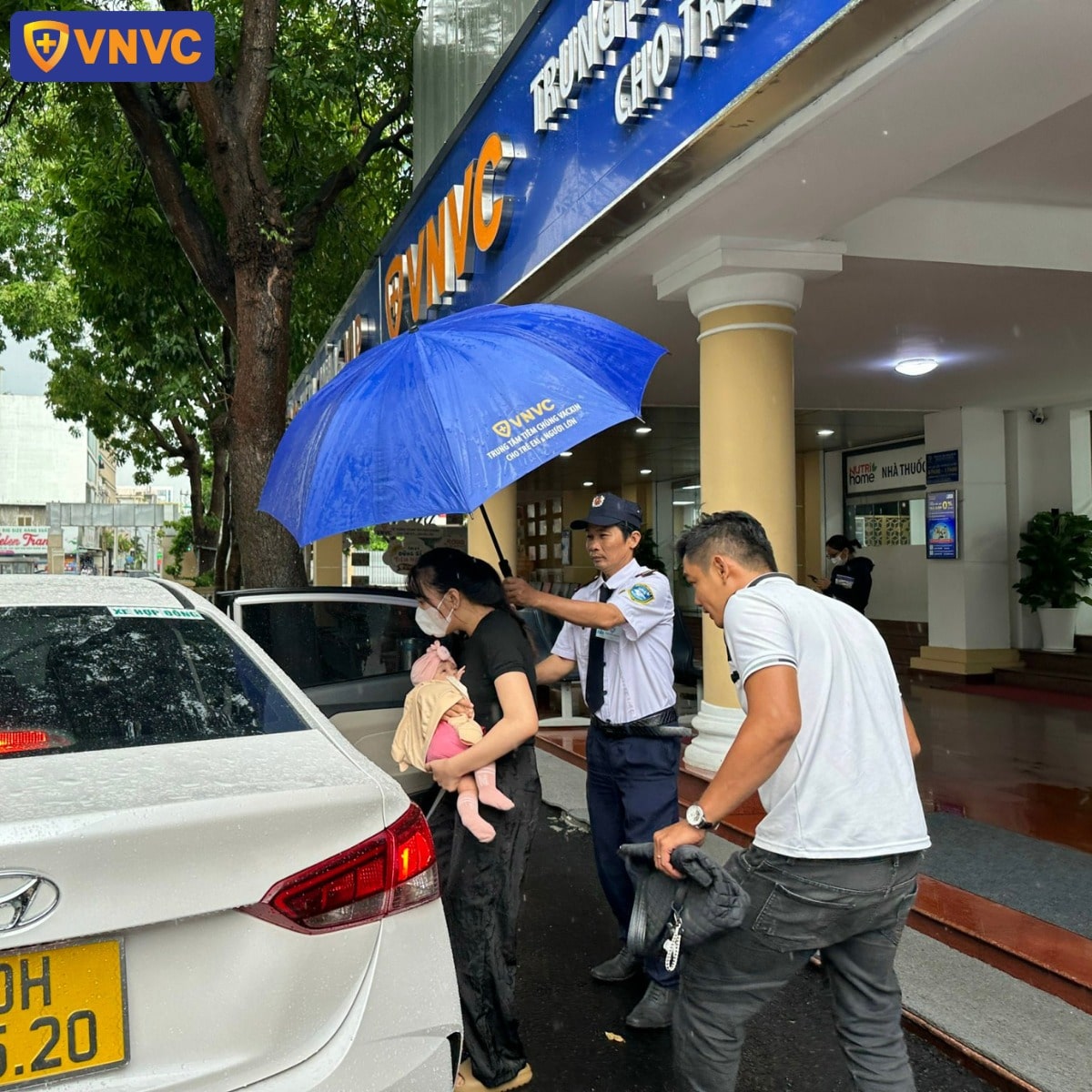 BÁC SĨ DẶN DÒ CÁC LƯU Ý QUAN TRỌNG ĐƯA TRẺ ĐI TIÊM AN TOÀN TRONG MÙA MƯA BÃO!