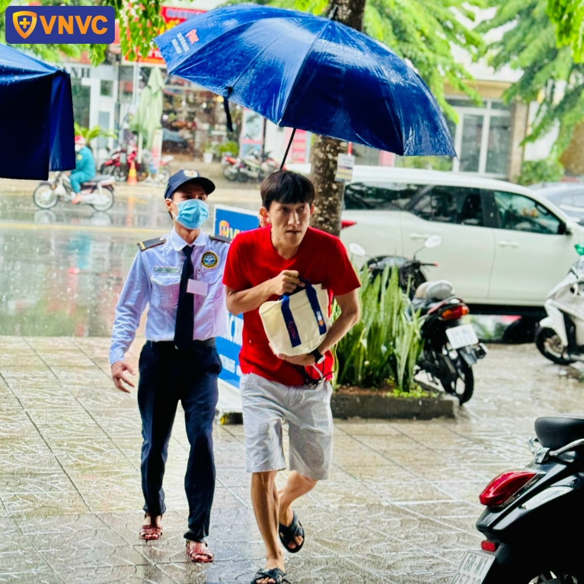 BÁC SĨ DẶN DÒ CÁC LƯU Ý QUAN TRỌNG ĐƯA TRẺ ĐI TIÊM AN TOÀN TRONG MÙA MƯA BÃO!
