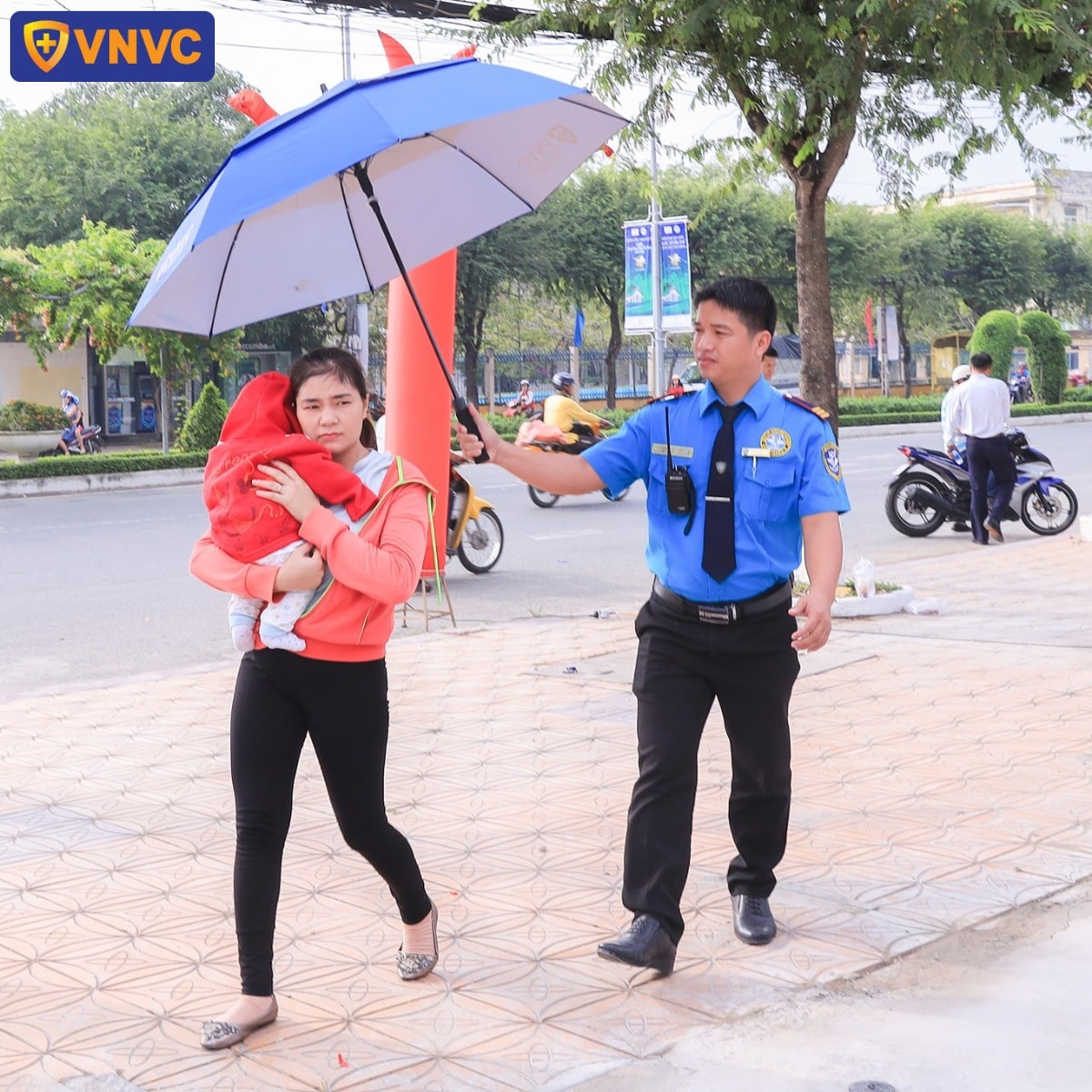 BÁC SĨ DẶN DÒ CÁC LƯU Ý QUAN TRỌNG ĐƯA TRẺ ĐI TIÊM AN TOÀN TRONG MÙA MƯA BÃO!